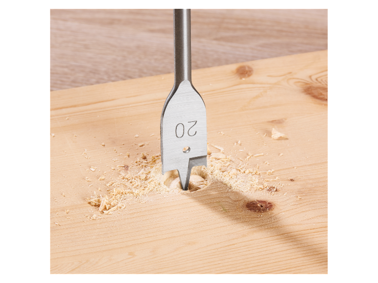 Een 20 mm houten boor boort een gat in een houten plank.