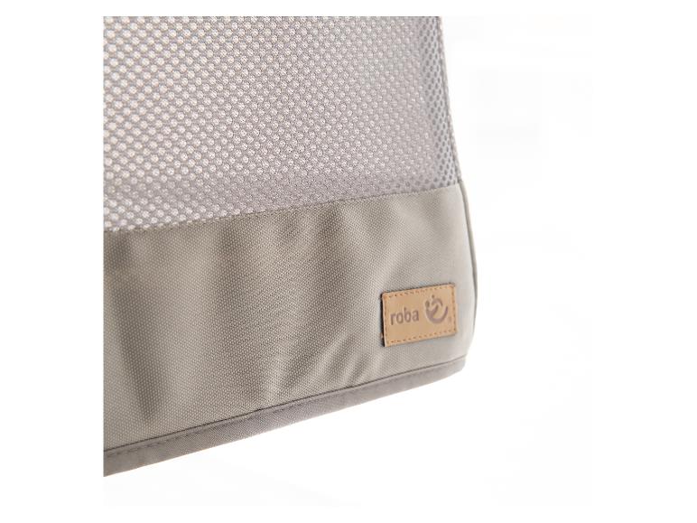 Grijze stof met gaas en een bruin label met het „roba“-logo