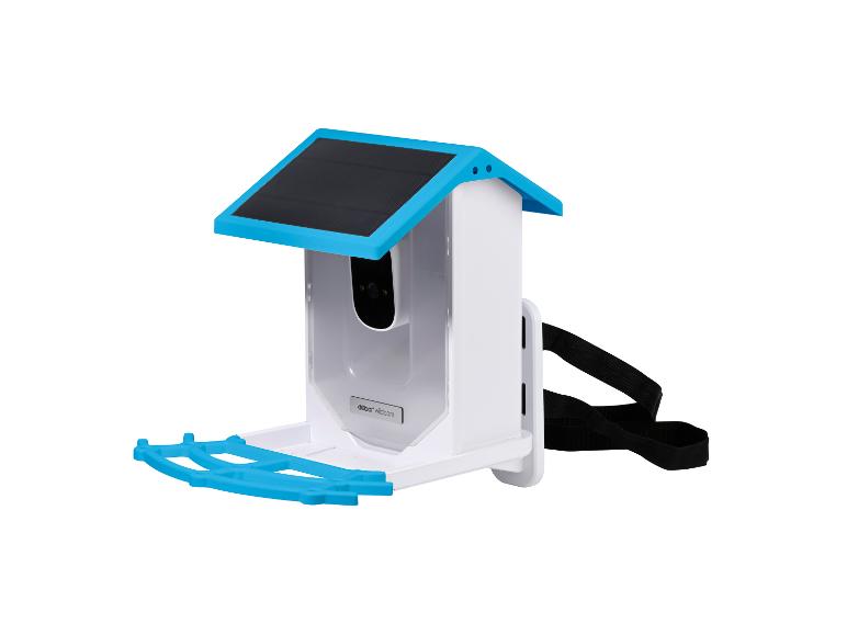 Wit en blauw slim vogelhuisje met camera en zonnepaneel.