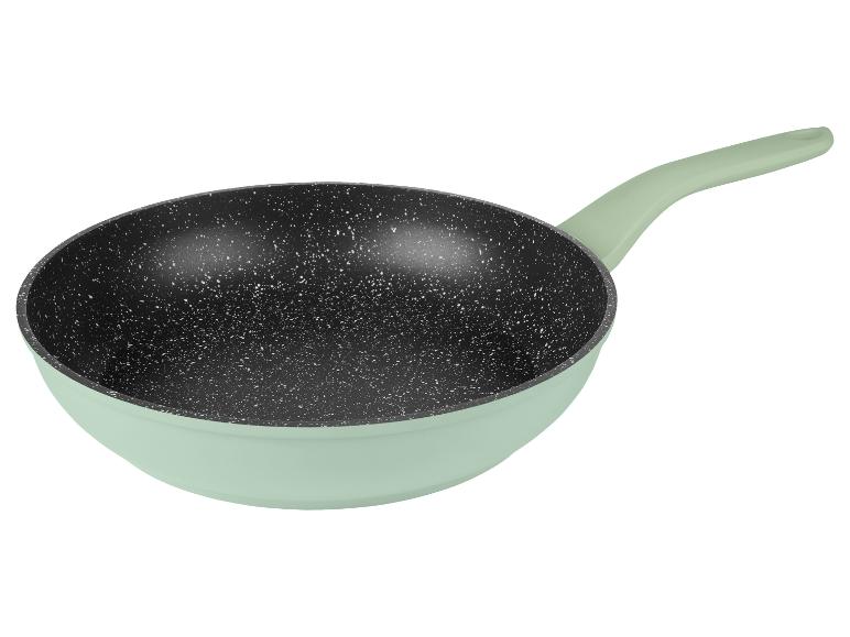 Mintgroene antiaanbakpan met een zwart gespikkeld interieur.