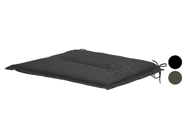 Een grijze, rechthoekige kussen met touwtjes.