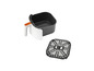 Een witte airfryer met een losse bakplaat en rooster.