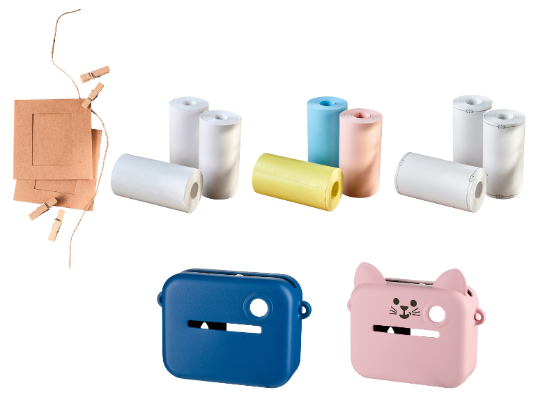 Blauwe en roze zakprinters met rollen papier in diverse kleuren en bruine fotolijsten.