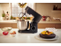 Keukenmachine met kom en ingrediënten voor het bakken van een kerstcake.