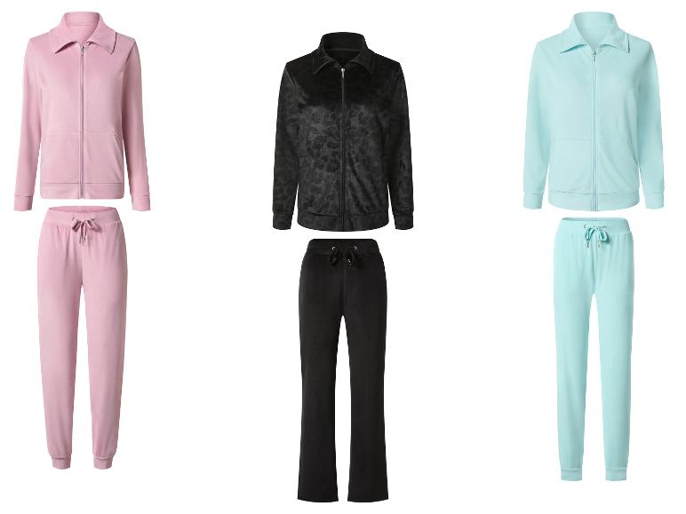 Drie fluwelen trainingspakken in roze, zwart en lichtblauw, elk met een jasje met rits en bijpassende broek.