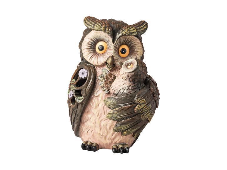 Uilenbeeldje met een baby-uil, met ingewikkelde details en aardetinten.