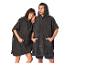 Twee personen in donkere handdoekponcho's met capuchons en zakken.