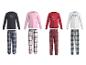 Vier sets pyjama's met lange mouwen en geruite broeken met ontbijtthema-prints.