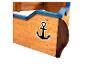 Houten zandbak in bootvorm met blauwe details en een ankersticker