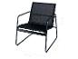 Zwarte tuinstoel met metalen frame en zitting van gaas, afmetingen 74x59x76 cm.
