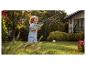Blij kind speelt met een waterpistool in de tuin.