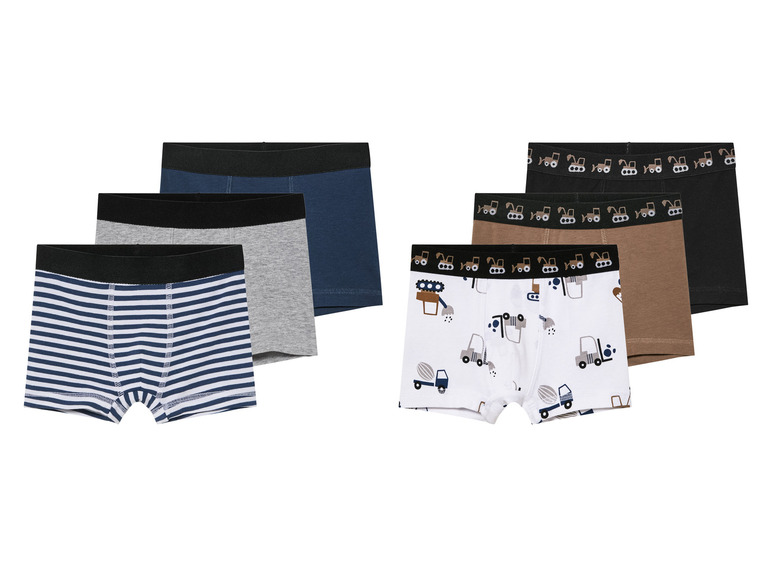Een set van vijf jongens boxershorts met verschillende prints, waaronder gestreepte en met voertuigen.