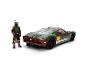 Boba Fett actiefiguur naast een groene en bordeauxrode sportwagen met Star Wars logo
