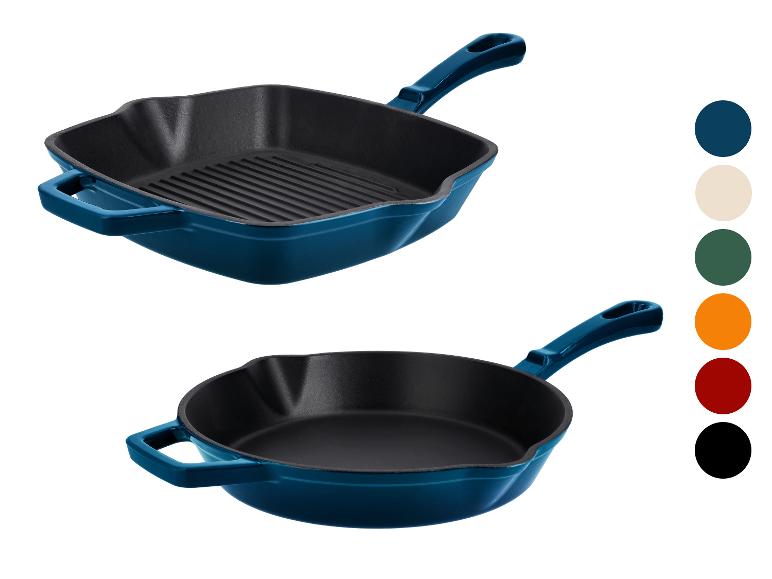 Blauwe gietijzeren pannen, een grill- en een koekenpan, met kleurstalen.