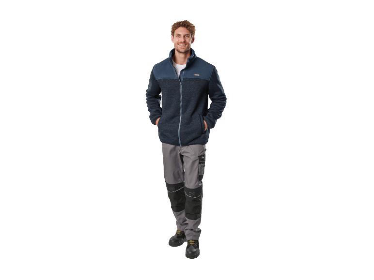 Man in een Parkside fleecejack en werkbroek.