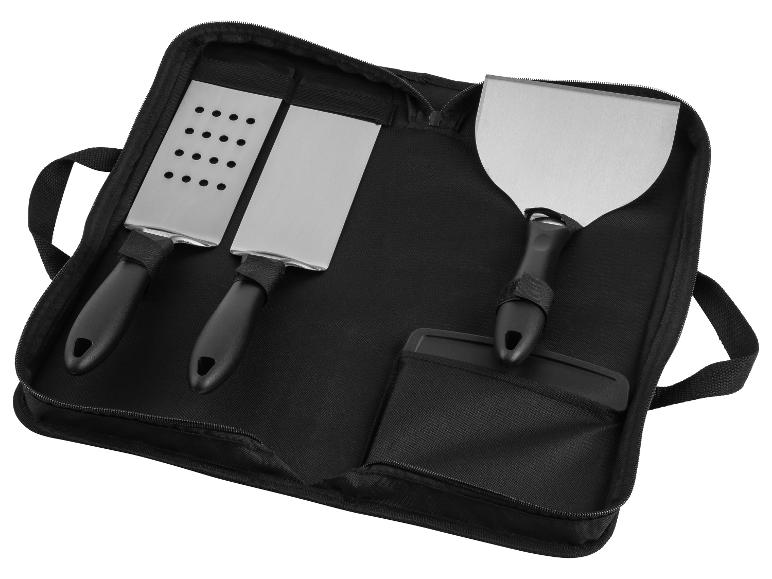 RVS spatels en pizzaplanken in een zwarte draagtas.