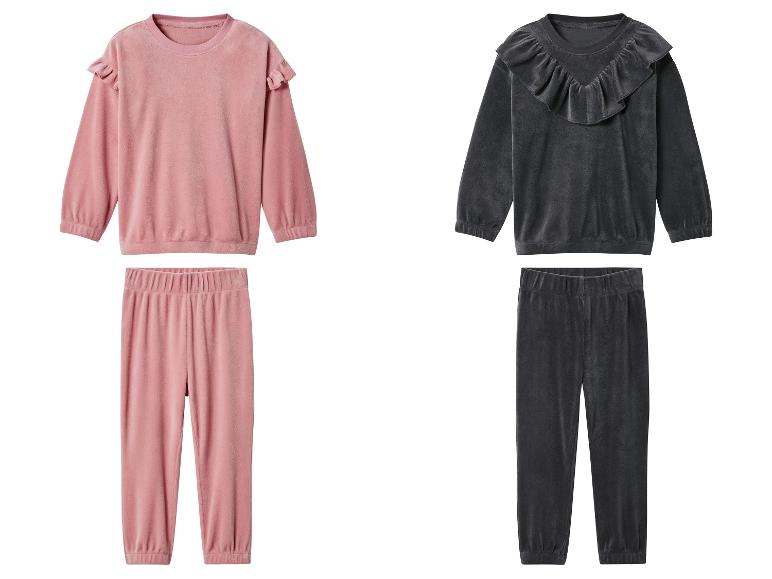 Twee kinderpyjamasets van velours, één roze en één donkergrijs.