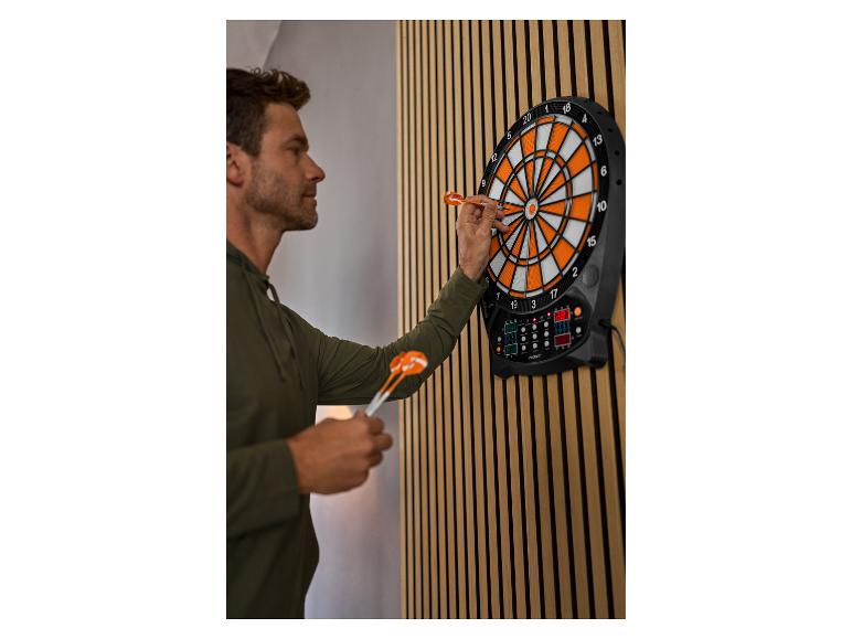 Man speelt darts op een elektronisch dartbord met oranje en witte segmenten.