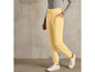Gele joggingbroek met witte sneakers.