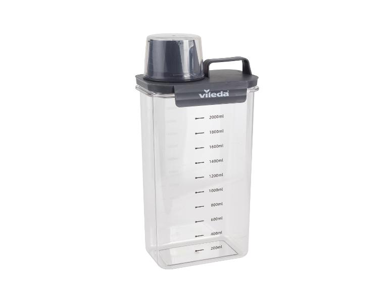 Doorzichtige plastic maatbeker met donkergrijs deksel, handvat en volumemarkeringen tot 2000 ml.