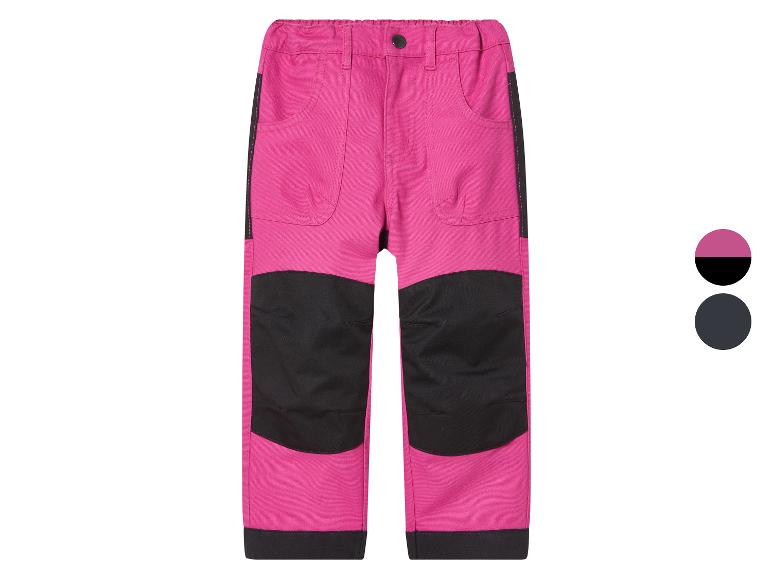 Roze en zwarte kinderbroeken.