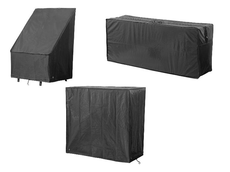 Drie zwarte beschermhoezen voor tuinmeubelen, in diverse vormen en maten.