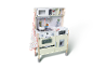 Houten speelkeuken met magnetron, oven, gootsteen en accessoires, inclusief een schort.