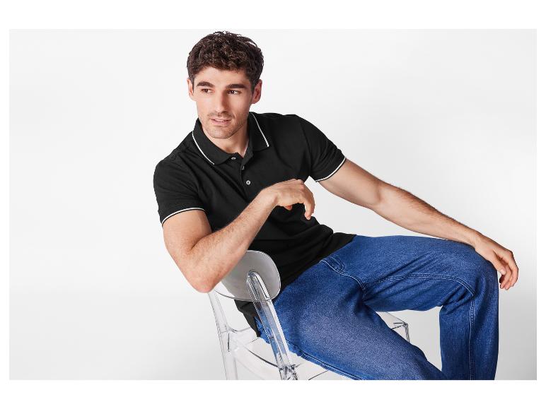 Zwarte polo en jeans: casual mannenmode.