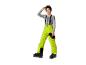 Jongen in skibroek, thermokleding en skibril.