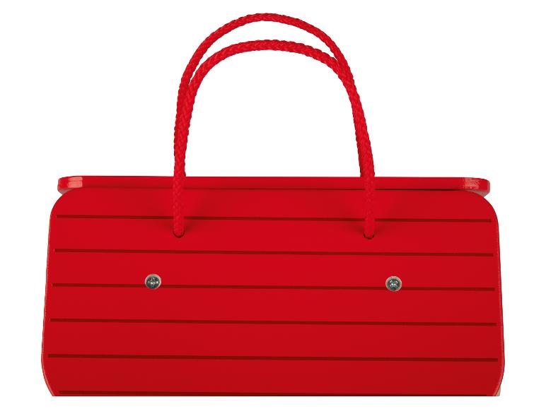 Rode houten handtas met touwen handvatten.