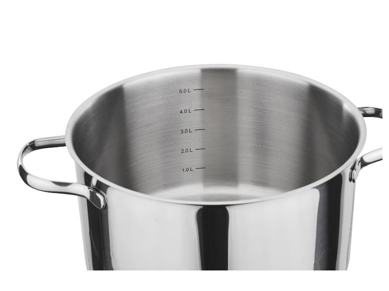 Grote roestvrijstalen pan met handgrepen.