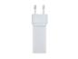 Witte stroomadapter met twee metalen pinnen.