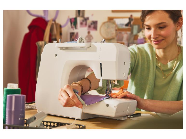 Een vrouw naait op een witte naaimachine.