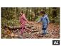 Kinderen in LUPILU softshell overalls spelen in een plas in het bos. [AI-gegenereerde afbeelding]
