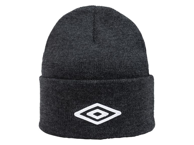 Grijze beanie met Umbro-logo.