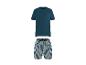 Blauw T-shirt en gestreepte korte broek.