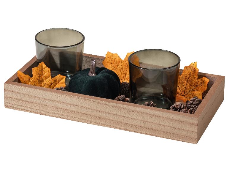 Herfst decoratieve dienblad met twee donkere glazen kandelaars, een fluwelen pompoen en bladeren