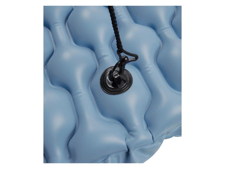 Blauwe opblaasbare campingmat met bevestiging.