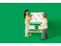 Twee kinderen spelen met een houten ezel met magneetletters, een telraam en een klok.