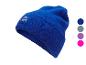 Blauwe wintermuts met logo, met kleurstalen ernaast.