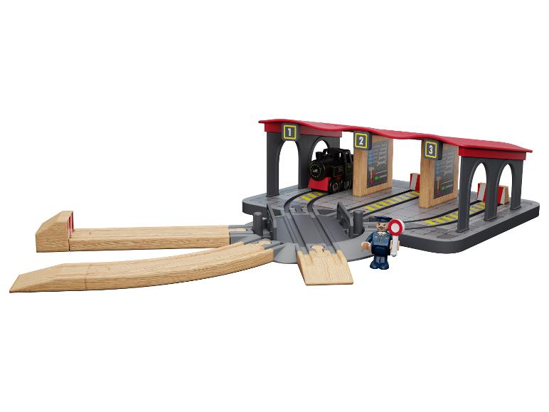 Houten treinset met locomotief, station en stationschef figuur.