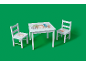 Witte kindertafel en twee stoelen met bosdierontwerpen op een groene achtergrond.