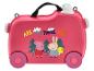 Roze kinderrijdkoffer met stripfiguren en de tekst 'ARE WE THERE YET?'.