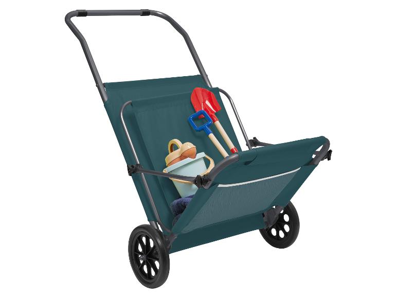 Strandkar met zandspeelgoed, inclusief een emmer, gieter en twee schepjes.