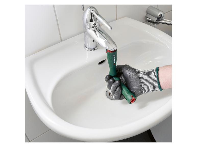 Parkside gereedschap in gebruik in een badkamer.