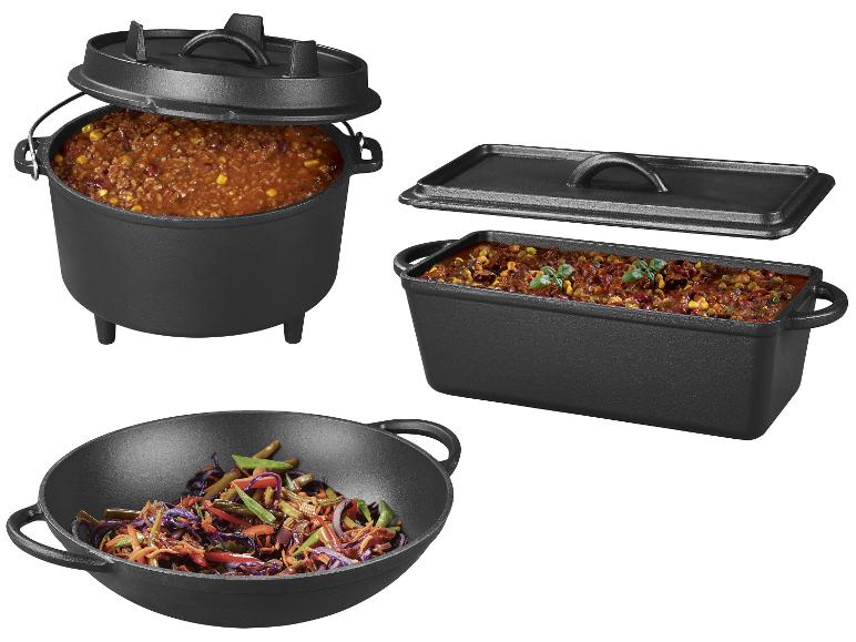 Gietijzeren pannenset: Dutch oven met chili, ovenschaal met chili en wok met groenten.