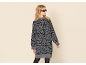 Grijze en zwarte luipaardprint trui-jurk voor dames, met zonnebril.