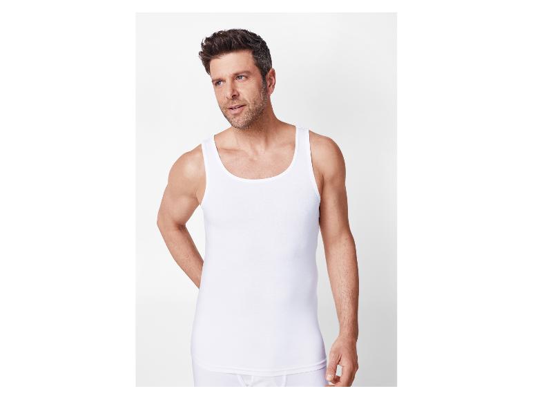 Man in wit hemd en ondergoed