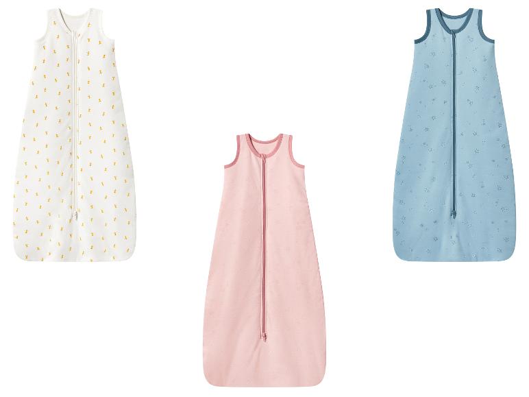 Drie babyslaapzakken: wit met giraffen, roze met sterren en blauw met sterren.