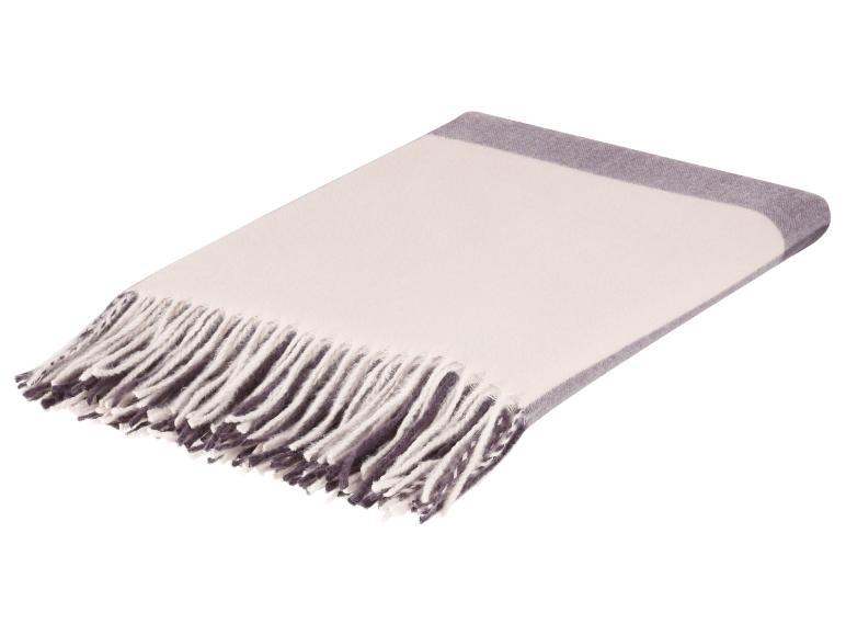 Opgevouwen lichtgrijze en witte plaid met franjes